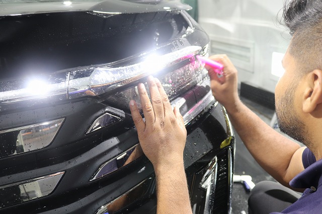 新型ヴェルファイア XPELプロテクションフィルム施工中1 - トータルカービューティIIC 新型ヴェルファイア XPELプロテクションフィルム施工中1