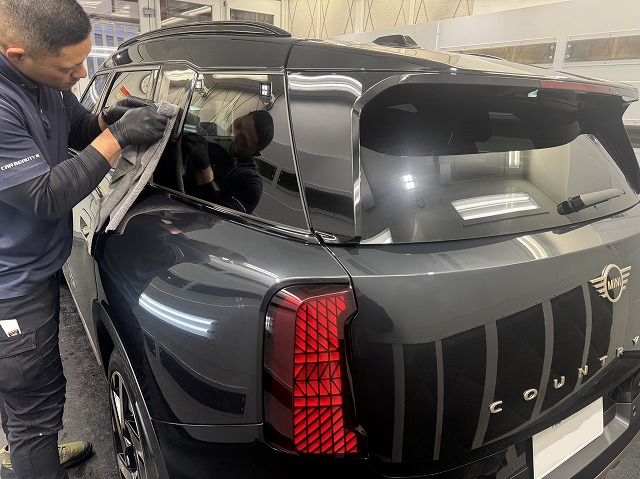 施工中 - トータルカービューティIIC BMWMINI カントリーマン 船橋市 セラミックコーティング施工中