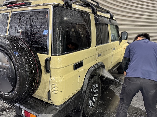 トヨタ ランドクルーザー70　市川市　洗車の様子