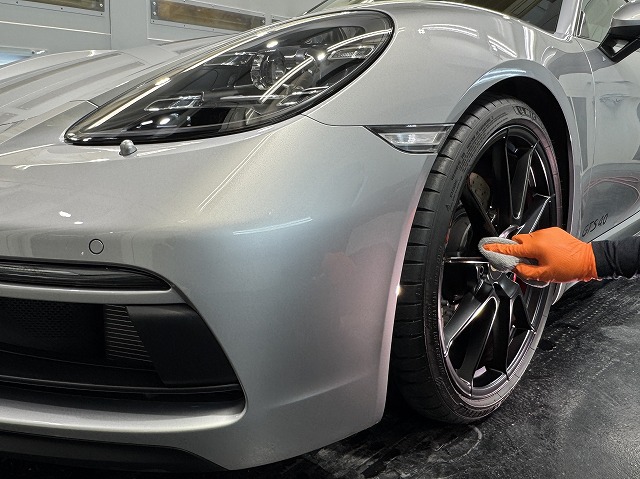 ポルシェ718ケイマン ホイールコーティング塗布中　印西市