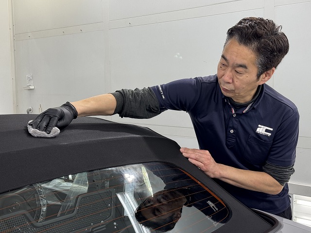 マツダMSRロードスター12R　船橋市　幌コーティング塗布の様子
