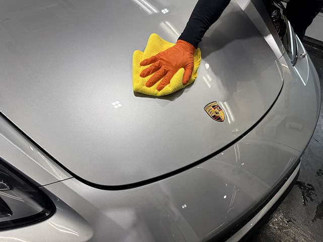 ポルシェ718ケイマン セラミックコーティング拭き上げ中　印西市