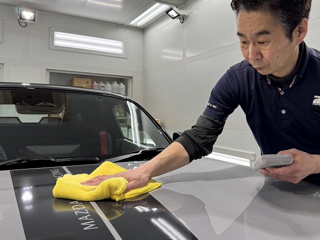 マツダMSRロードスター12R　船橋市　セラミックコーティング拭き上げの様子