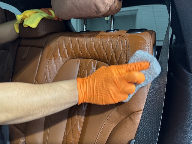 BMW X5　町田市　レザーシートコーティング塗布の様子