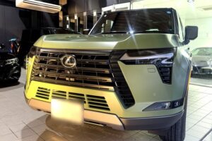 【レクサスGX】ホワイトのボディにグリーンマットのカラープロテクションを施工