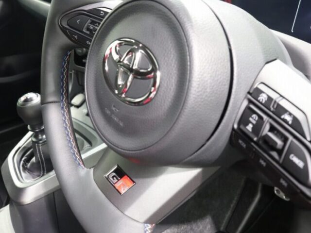 TOYOTA GRヤリス・オジエエディション ハンドル - トータルカービューティIIC TOYOTA GRヤリス・オジエエディション ハンドル
