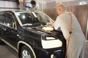 日産エクストレイルに親水ガラスコーティング