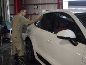ポルシェマカン 油膜取り - トータルカービューティIIC ポルシェマカン 油膜取り