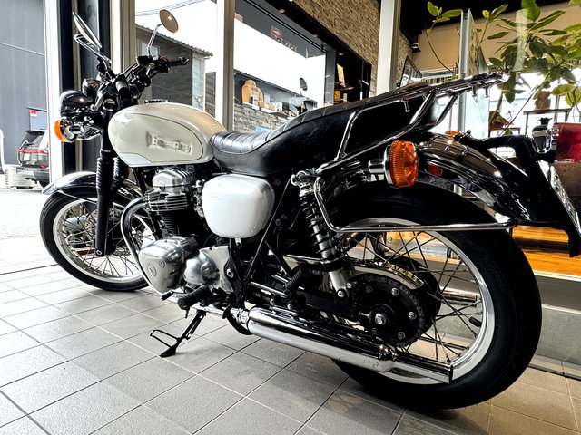 カワサキ W650 サイド写真 バイクコーティング施工後 - トータルカービューティIIC カワサキ W650 サイド写真 バイクコーティング施工後
