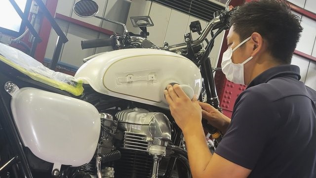 カワサキ W650 タンク磨き - トータルカービューティIIC カワサキ W650 タンク磨き