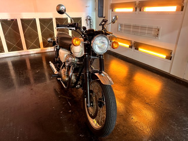 カワサキ W650 バイクコーティングを焼き付け乾燥 - トータルカービューティIIC カワサキ W650 バイクコーティングを焼き付け乾燥