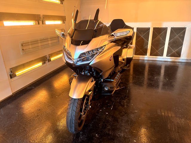 ホンダ ゴールドウィング フロント コーティング焼き付け乾燥 - トータルカービューティIIC ホンダ ゴールドウィング フロント コーティング焼き付け乾燥