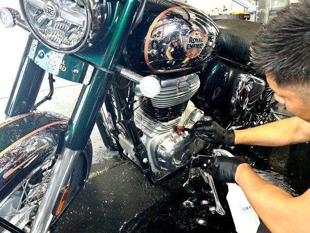 ロイヤルエンフィールド Classic 350　細部洗浄の様子
