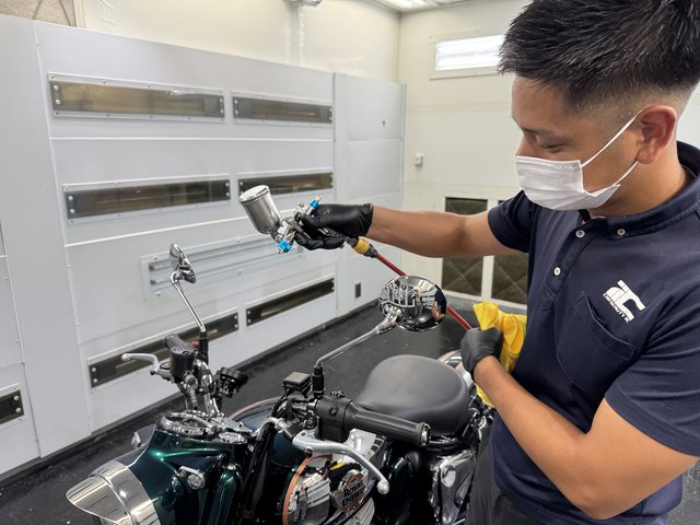 ロイヤルエンフィールド Classic 350　吹付コーティングの様子