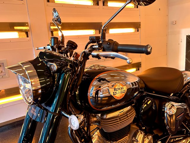 ロイヤルエンフィールド Classic 350　遠赤外線ブースでの焼き付けの様子