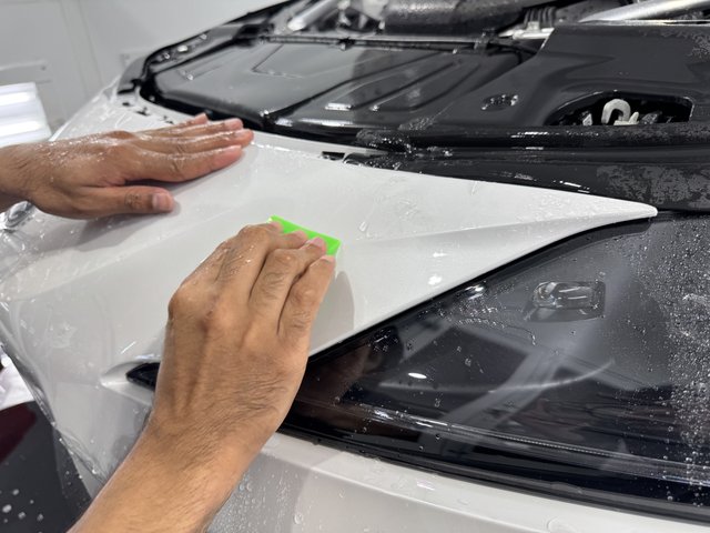 GRスープラ プロテクションフィルム施工中の様子 - トータルカービューティIIC GRスープラ プロテクションフィルム施工中の様子