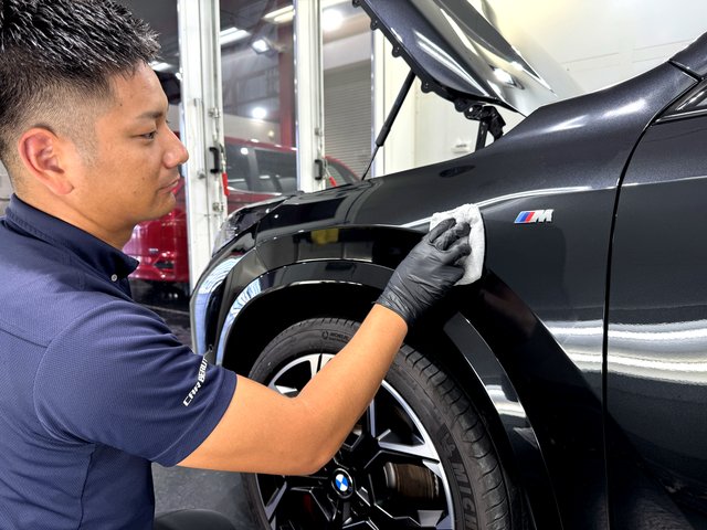 BMW X1 レフトフェンダーにセラミックコーティングの塗り込み