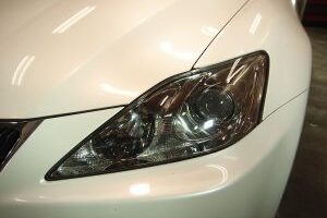 レクサスISに日焼けで劣化したヘッドライトをピカピカに
