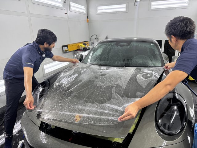 ポルシェ911GTS プロテクションフィルム 施工中の様子 - トータルカービューティIIC ポルシェ911GTS プロテクションフィルム 施工中の様子
