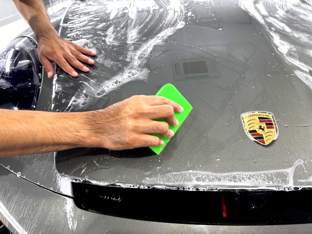 ポルシェ911GTS プロテクションフィルム 施工中の様子 - トータルカービューティIIC ポルシェ911GTS プロテクションフィルム 施工中の様子