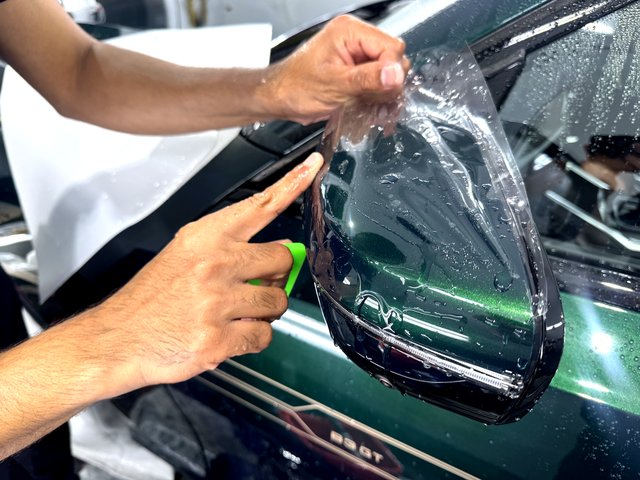 アルピナB3GT ミラーにプロテクションフィルム施工中の様子 - トータルカービューティIIC アルピナB3GT ミラーにプロテクションフィルム施工中の様子