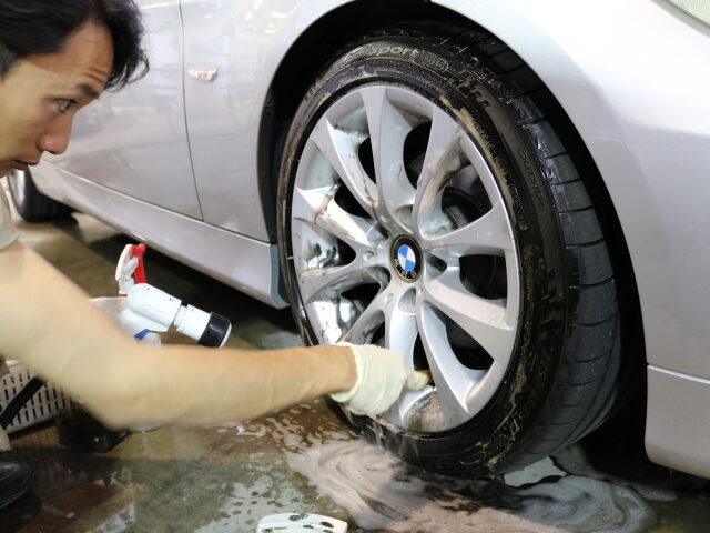 東京都からお越しのBMW325iに滑水性のガラスコーティング『エシュロンナノフィ 06 - トータルカービューティIIC BMW325i ホイール洗浄
