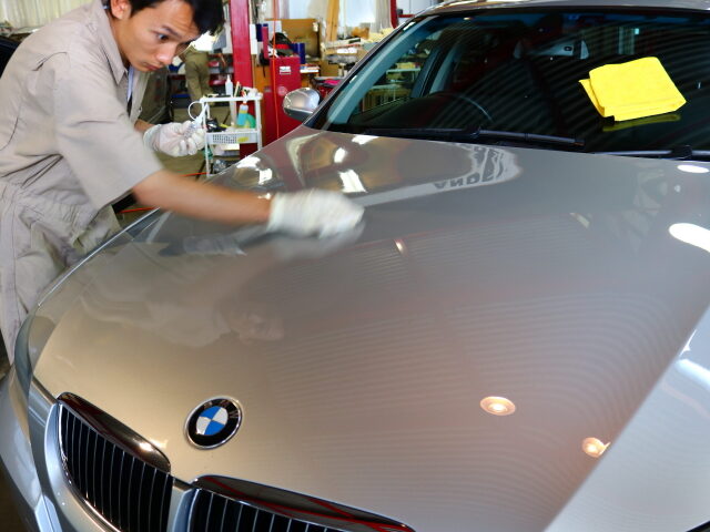 東京都からお越しのBMW325iに滑水性のガラスコーティング『エシュロンナノフィ 12 - トータルカービューティIIC BMW325i コーティング ボンネット