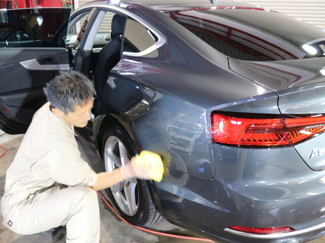 千葉県からお越しの新車アウディA5に親水性のカーコーティング『セラミックシールド 02 - トータルカービューティIIC アウディA5 拭きあげ