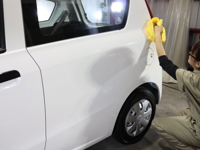 埼玉県からお越しの新車ダイハツミラに滑水性のカーコーティング『エシュロンナノフィ 02 - トータルカービューティIIC ダイハツミラ コーティング 拭きあげ