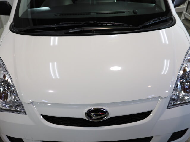 埼玉県からお越しの新車ダイハツミラに滑水性のカーコーティング『エシュロンナノフィ 03 - トータルカービューティIIC ダイハツミラ コーティング施工後 ボンネット