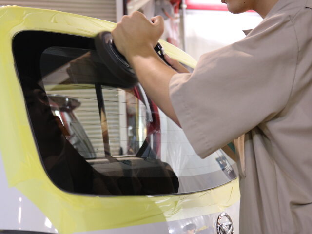 埼玉県からお越しの新車ダイハツミラに滑水性のカーコーティング『エシュロンナノフィ 04 - トータルカービューティIIC ダイハツミラ 窓ガラス 研磨