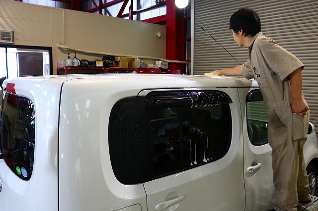 千葉県よりご来店の日産・CUBE(キューブ)へガラスコーティング施工 04 - トータルカービューティIIC 日産キューブ 下地処理