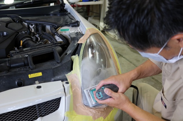 東京都からご来店の日産・スカイラインのヘッドライトにコーティング施工 02 - トータルカービューティIIC 日産 スカイライン ヘッドライトコーティング 研磨