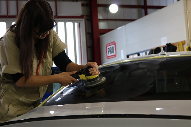 埼玉県からお越しのアウディS5に疎水性のカーコーティングセラミックプロ9Hを5層 03 - トータルカービューティIIC アウディS5 窓ガラス 研磨