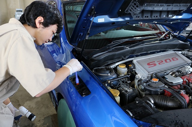 東京都からお越しのスバルインプレッサに滑水性のカーコーティング『エシュロンガラス 01 - トータルカービューティIIC スバルインプレッサ 細部洗浄