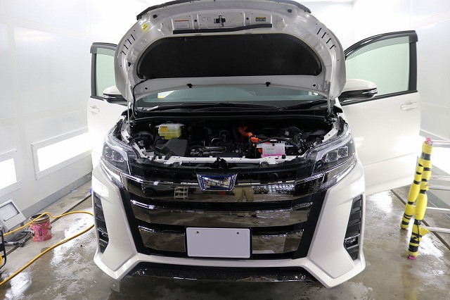 千葉県からご来店の白色トヨタ・ノアにガラスコーティング施工 02 - トータルカービューティIIC トヨタノア 施工中