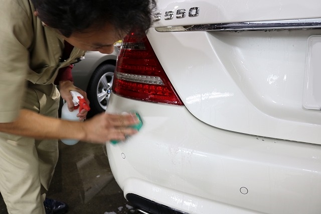 東京都からお越しのメルセデスベンツS550Lマットホワイトカラーに艶消しガラスコ 02 - トータルカービューティIIC メルセデスベンツS550L 下地処理