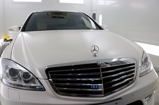 東京都からお越しのメルセデスベンツS550Lマットホワイトカラーに艶消しガラスコ 08 - トータルカービューティIIC メルセデスベンツS550L コーティング施工後 ボンネット