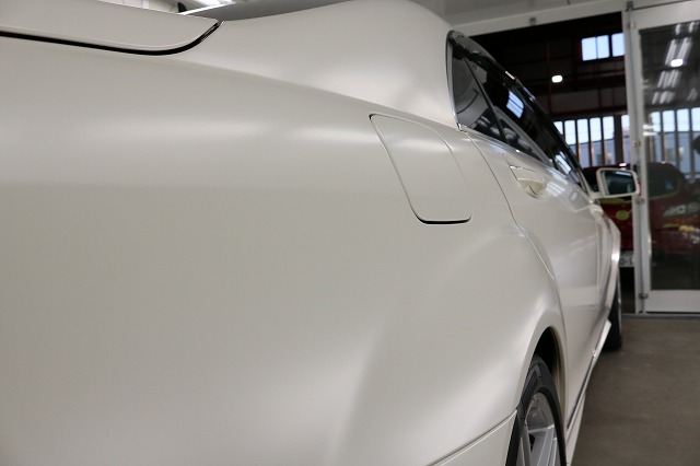 東京都からお越しのメルセデスベンツS550Lマットホワイトカラーに艶消しガラスコ 12 - トータルカービューティIIC メルセデスベンツS550L コーティング施工後 リアフェンダー