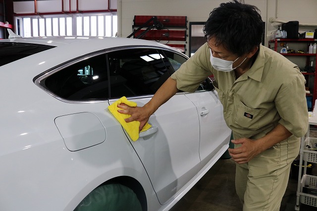 千葉県からご来店の新車アウディS5へ超滑水コーティング施工 02 - トータルカービューティIIC アウディS5 コーティング 拭きあげ