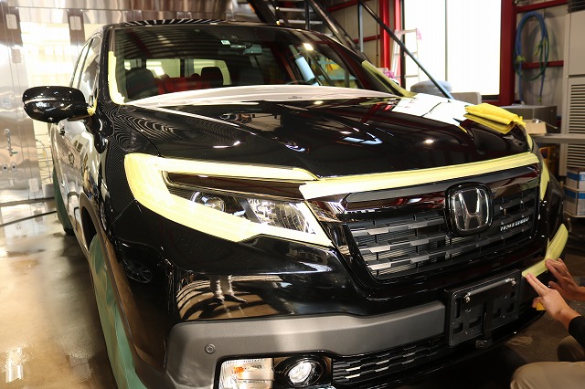 千葉県からご来店のホンダ・リッジラインへ親水性ガラスコーティング施工 01 - トータルカービューティIIC ホンダ リッジライン マスキング