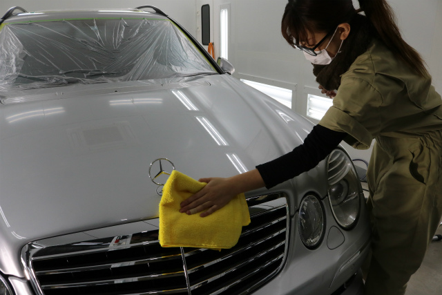 メルセデスベンツEクラス「11年前の車両」に親水ガラスコーティング 13 - トータルカービューティIIC メルセデスベンツEクラス コーティング 拭きあげ