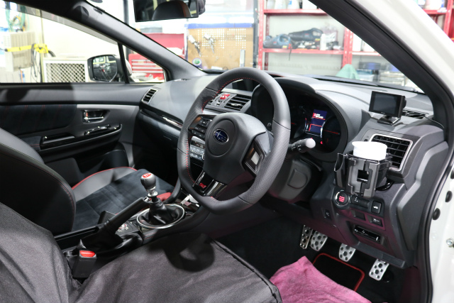 スバルWRXに親水ガラスコーティング「千葉県習志野市よりご来店です。」 17 - トータルカービューティIIC スバルWRX ハンドル