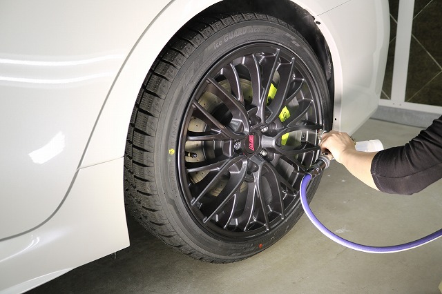 千葉県市川市からお越しの新車スバルWRXに親水性の最強カーコーティング『セラミッ 06 - トータルカービューティIIC スバルWRX ホイール洗浄