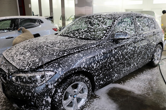 セラミックコーティング施工車の雨染みを防ぐ方法 - トータルカービューティIIC 洗車の様子
