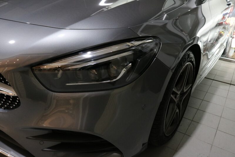 - トータルカービューティIIC メルセデスベンツB200d スモークフィルム 施工
