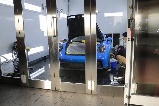 ポルシェGT3のサイドロッカー部にPPF施工中です(^^)