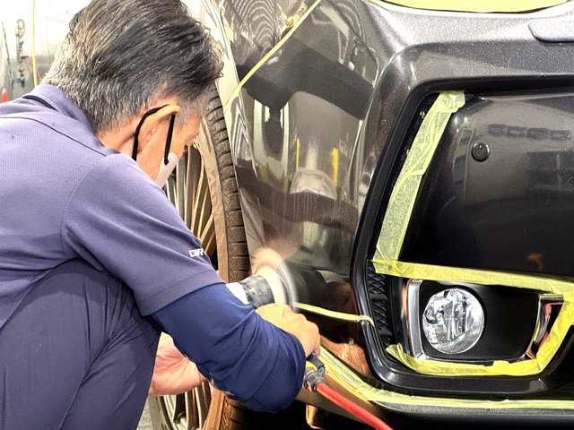 フォレスターを磨く作業中