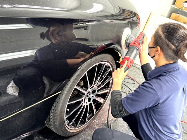 メルセデスベンツC180の磨き作業