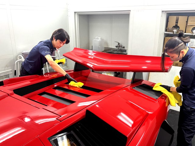 ランボルギーニカウンタックレプリカに施工中